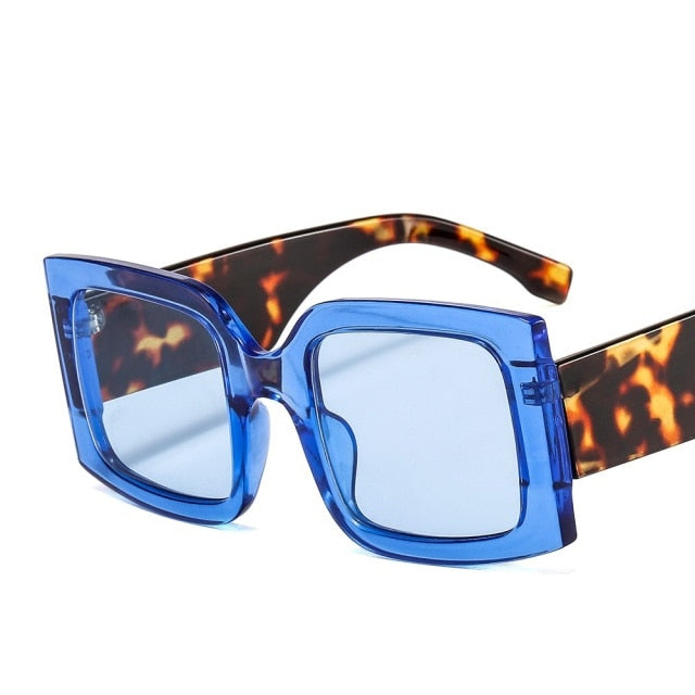 Fashionable square sunglasses, perfect unisex eyewear for beach days. Offers excellent UV protection.