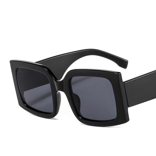 Unisex square fashion sunglasses with UV protection, ideal for summer & beach. Polycarbonate frame.