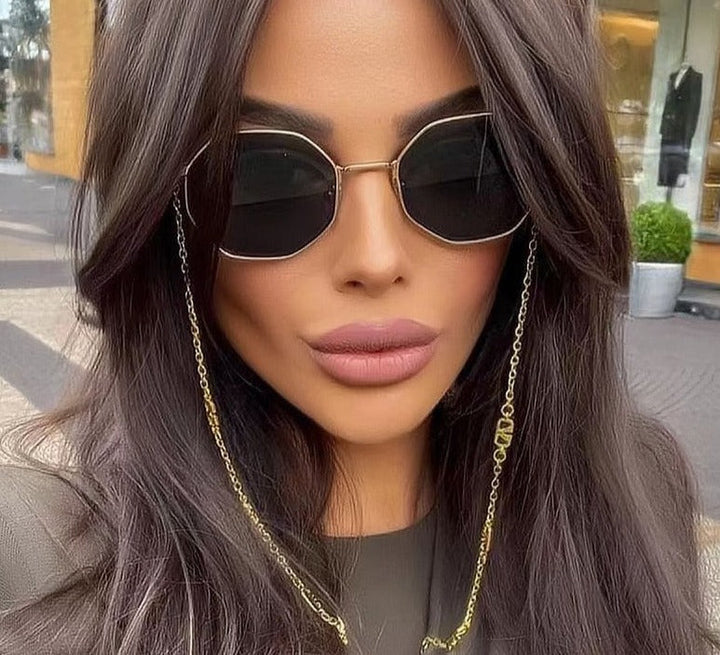 Complete sun protection: unisex round UV400 sunglasses. Stylish fashion eyewear with an alloy frame & clear view.