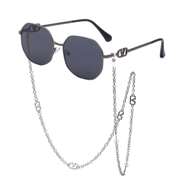 Fashion-forward unisex round sunglasses. This stylish eyewear features a chic alloy frame, a perfect accessory.