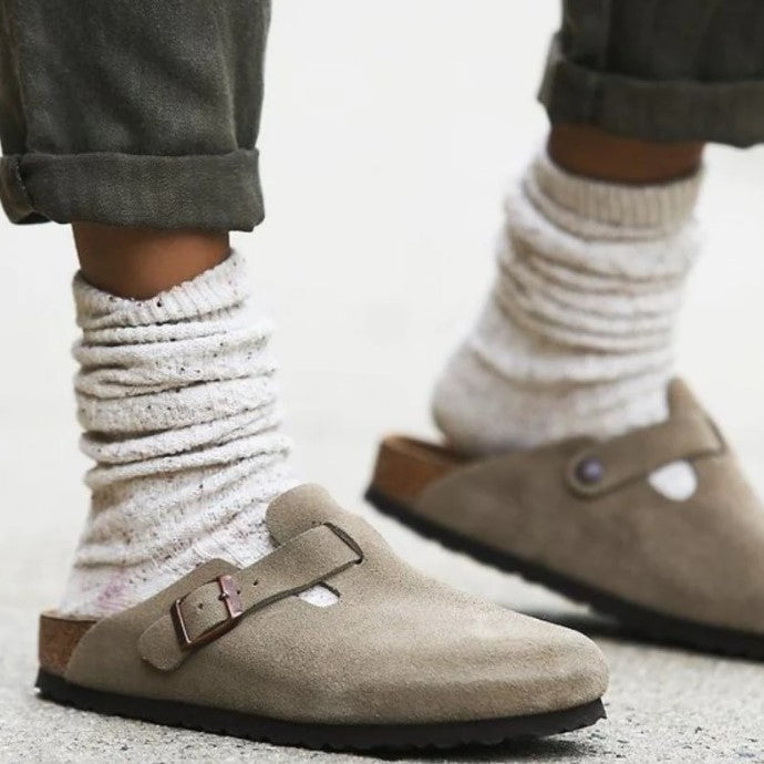 Everyday comfort: Suede slip-on shoes with an adjustable buckle, suitable for all genders.