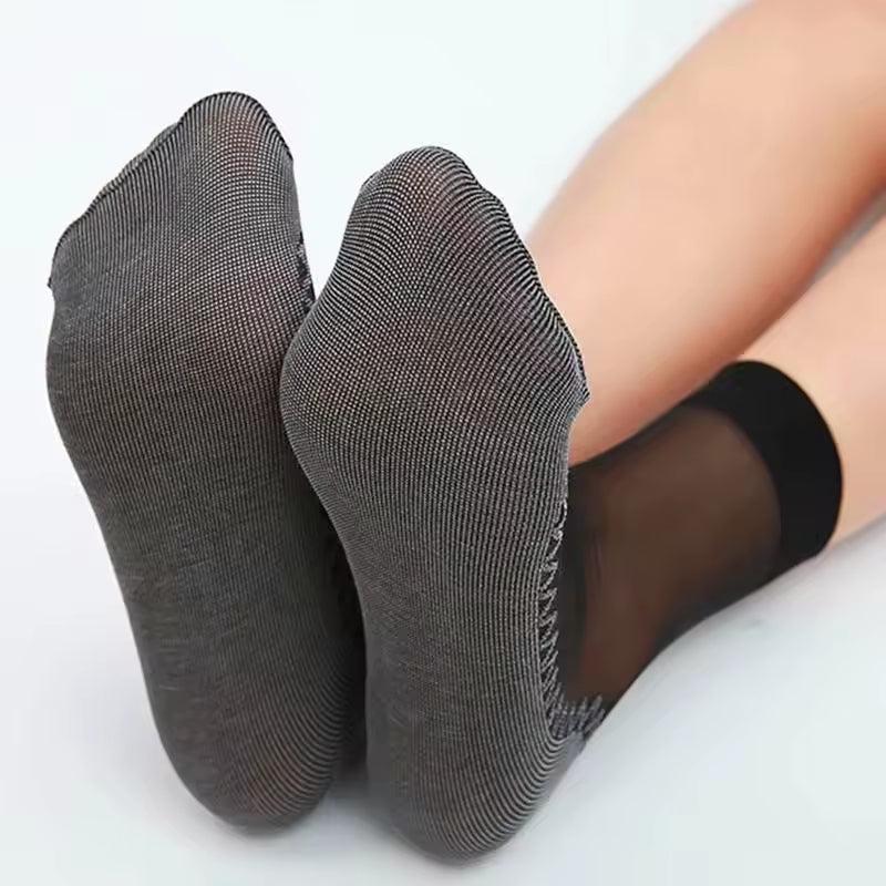 Lightweight unisex summer socks, sweat-absorbing for dry, comfortable feet in warm weather.