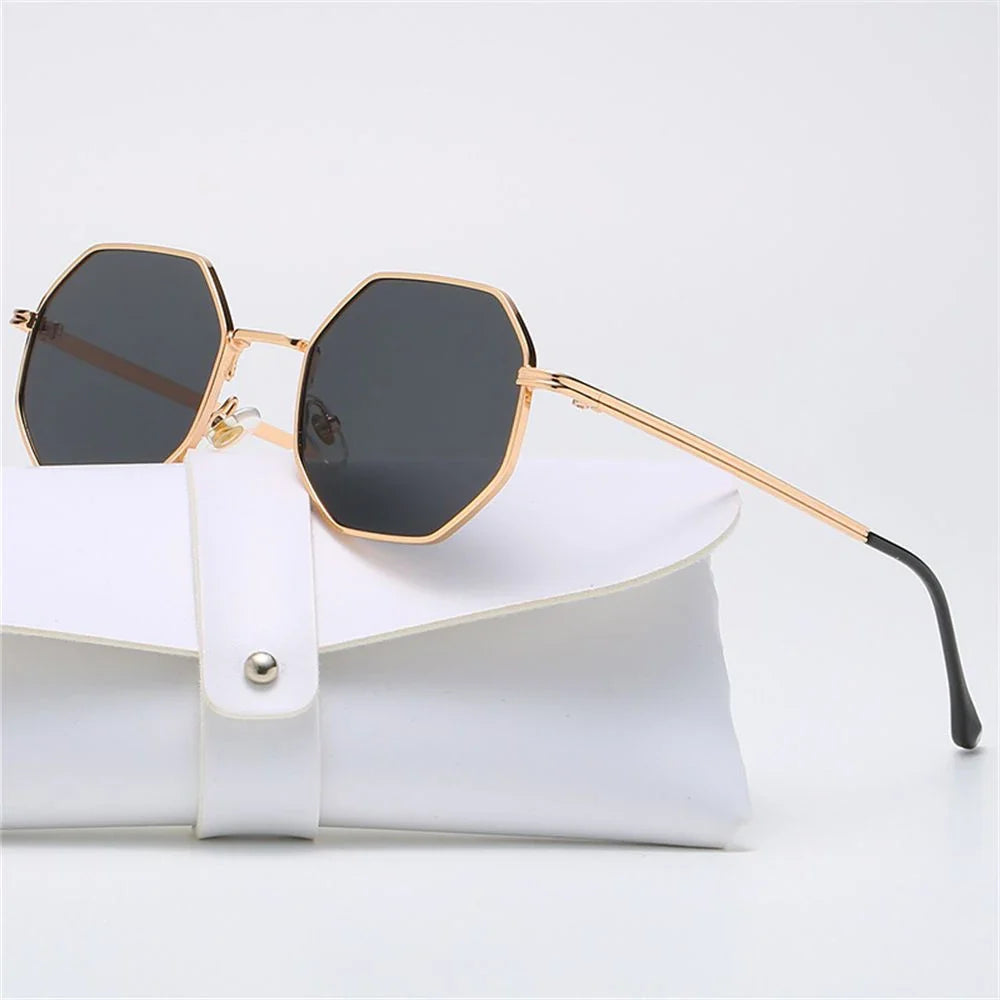 Fashionable tetragon eyewear with advanced UV protection, perfect for any gender.