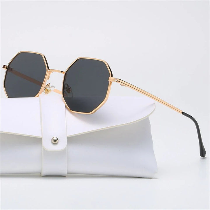 Fashionable tetragon eyewear with advanced UV protection, perfect for any gender.