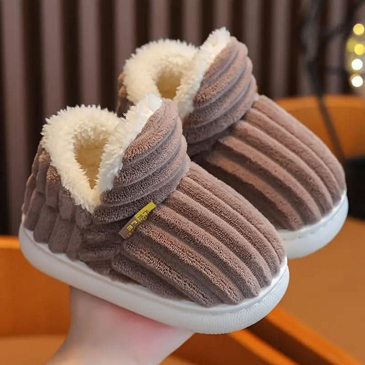Experience ultimate warmth with these unisex thermal house slippers. Cozy, non-slip, and perfect for winter.