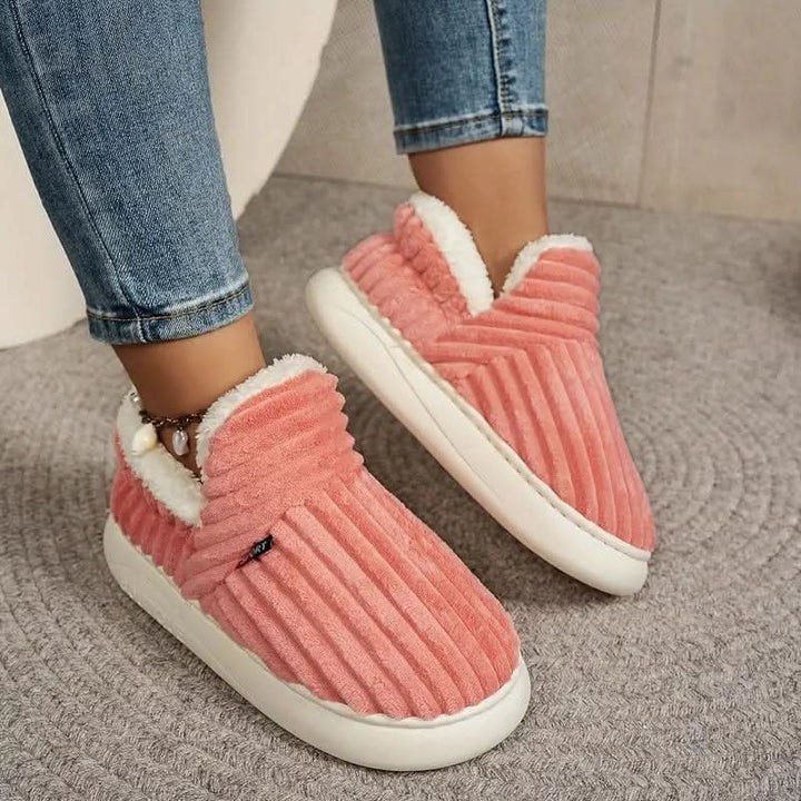 Non-slip thermal house slippers, ensuring safety & warmth for indoor winter wear. Unisex, comfortable footwear.