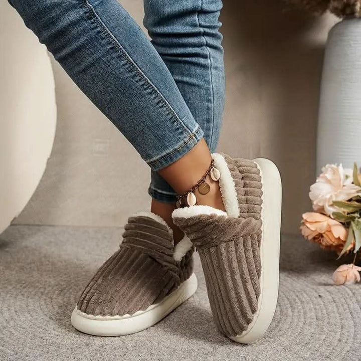 Plush thermal indoor slippers, perfect for cozy unisex winter comfort. Soft footwear, great gift idea.