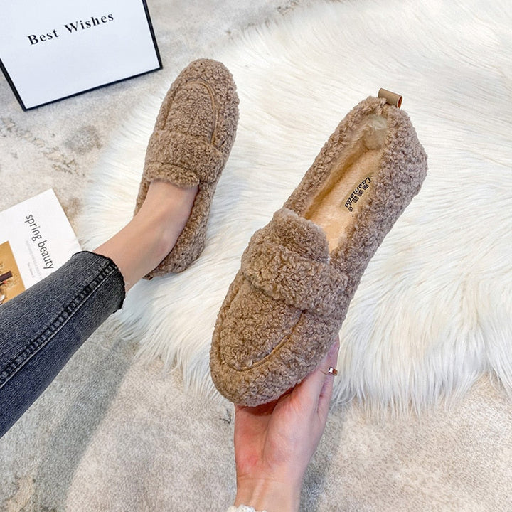 Soft fleece-lined unisex winter slippers, offering ultimate warmth and coziness for indoor wear.