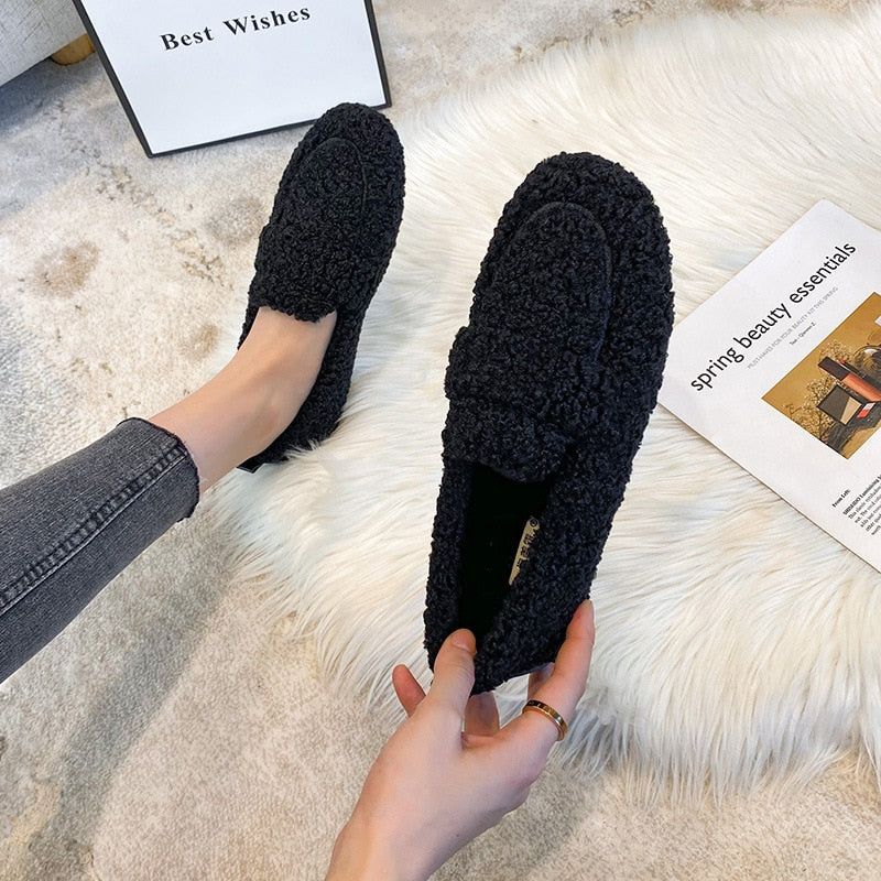 Essential winter slippers for cozy indoor wear. Unisex design offers warm comfort in cold weather.