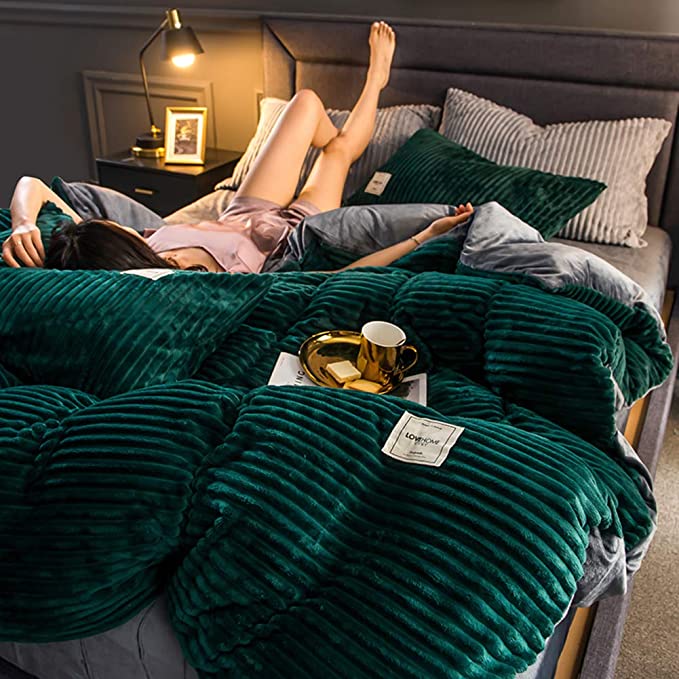 Thick microfiber fleece blanket, a warm winter duvet ideal for comfortable bedding & home decor.
