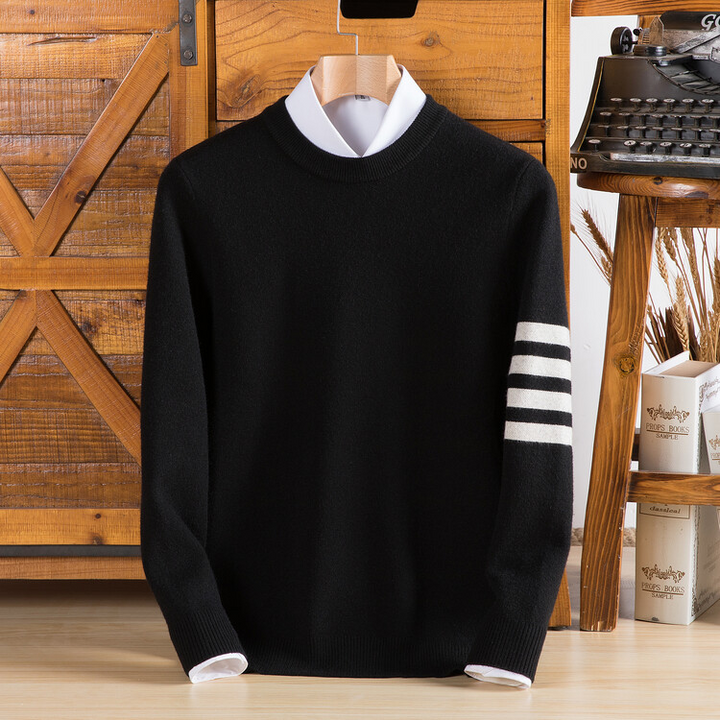 Cozy and comfortable knit pullover, unisex varsity style. A stylish sweater with striped sleeves for relaxed wear.