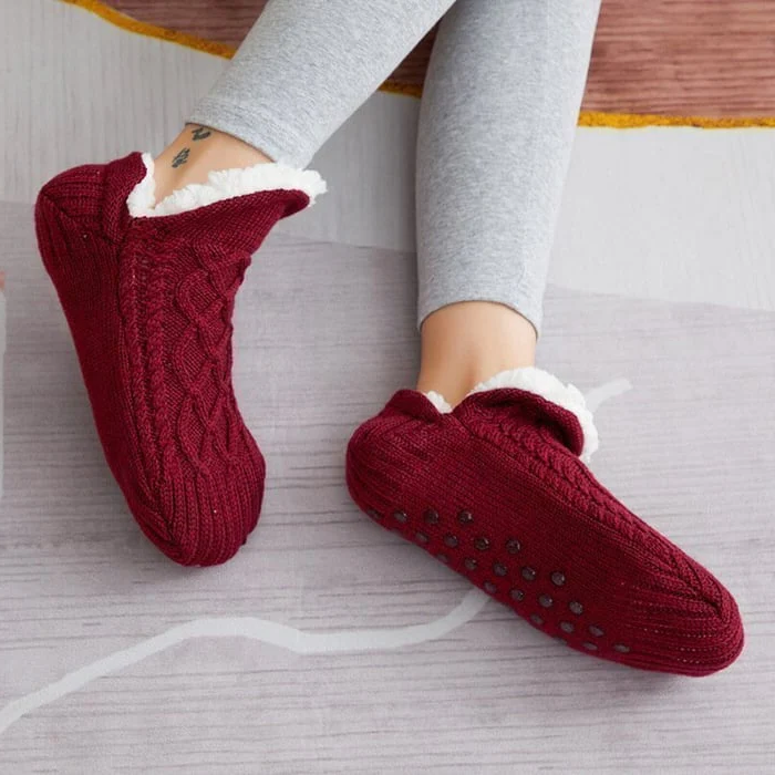 Cozy unisex non-slip grip socks, perfect for indoor winter comfort & secure footing on smooth floors.