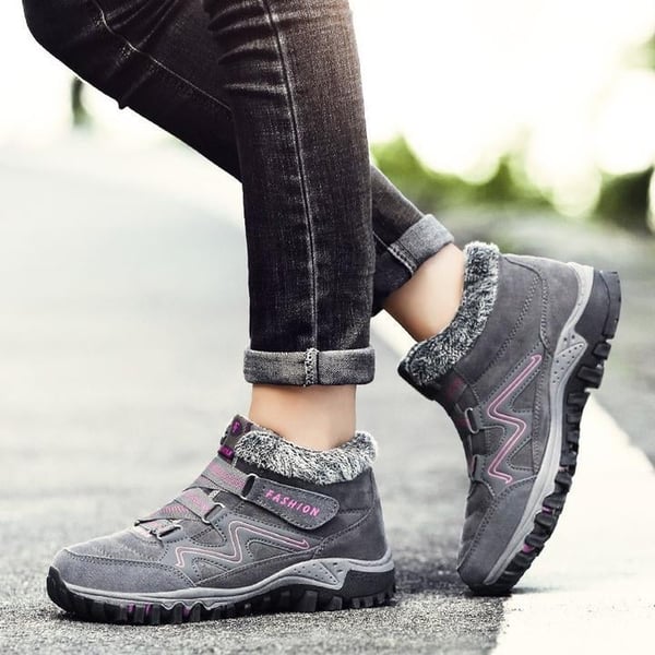 Unisex waterproof & warm snow boots, non-slip, for comfortable winter walking.