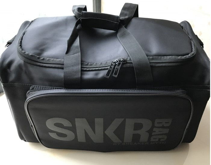 Detail of the zipper and robust handle on the water-resistant sneaker travel bag