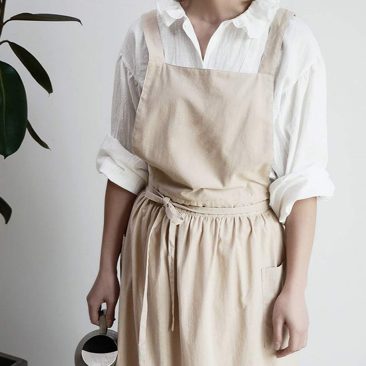 Versatile unisex cotton apron, waterproof, featuring easy-access front pockets.