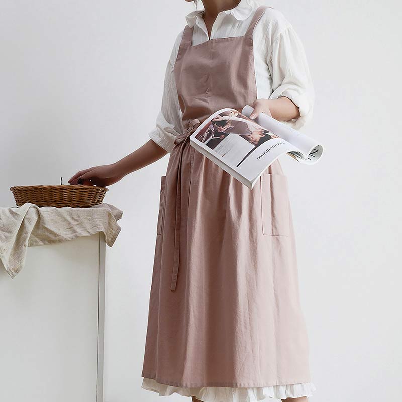 Durable cotton cooking apron, waterproof, featuring large pockets for kitchen tools.