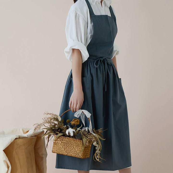 Crisp white waterproof cotton kitchen apron, unisex, with deep utility pockets.