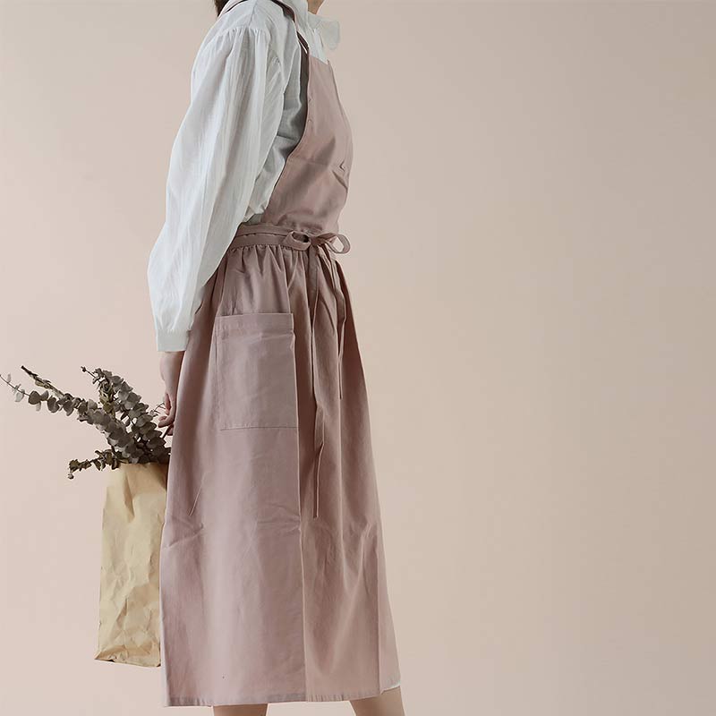 Practical waterproof baking apron in soft cotton, ideal for any home chef.