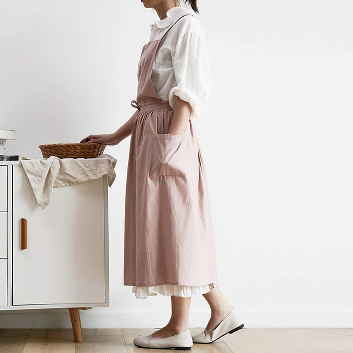 Chef-style unisex cotton apron with multiple pockets for kitchen essentials.