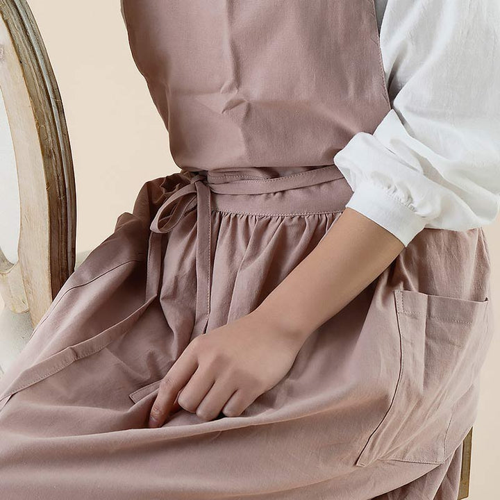 High-quality waterproof kitchen apron, cotton blend, with convenient storage pockets.