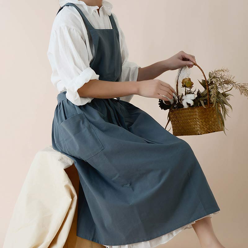 Adjustable waterproof cotton cooking apron for men and women, with useful pockets.