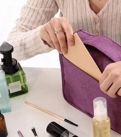 Unisex black hanging wash bag, compact and durable, perfect for travel accessories and toiletries.