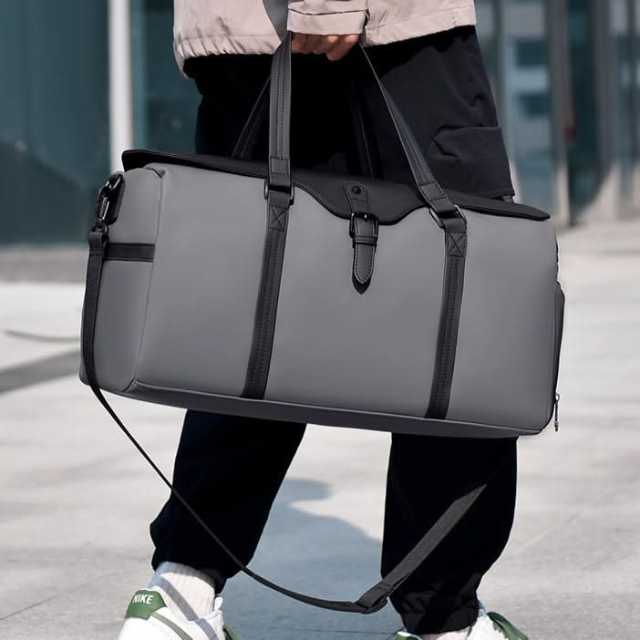 Large capacity weekend bag, a great carry-on luggage alternative for all types of travelers.