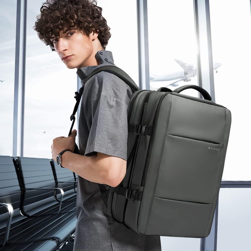 Expandable 45L waterproof travel bag, graphic demonstrating how expansion increases capacity.