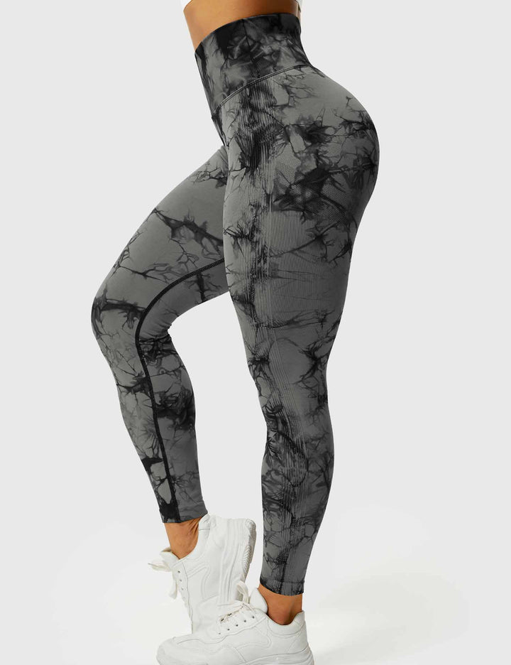 Fashionable tie-dye women's activewear, vibrant leggings for yoga & fitness.