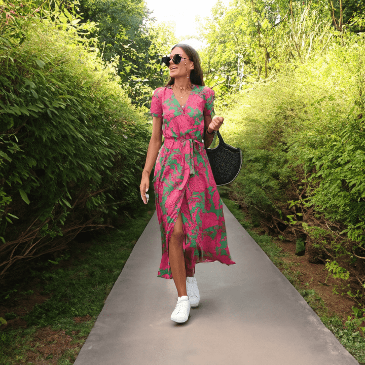 Casual women's short sleeve summer dress with a relaxed V-neck fit. Perfect for vibrant, comfortable style.