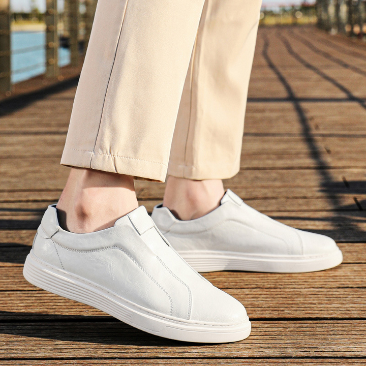 Classic brown mens everyday footwear. Comfortable & versatile low-top sneakers.