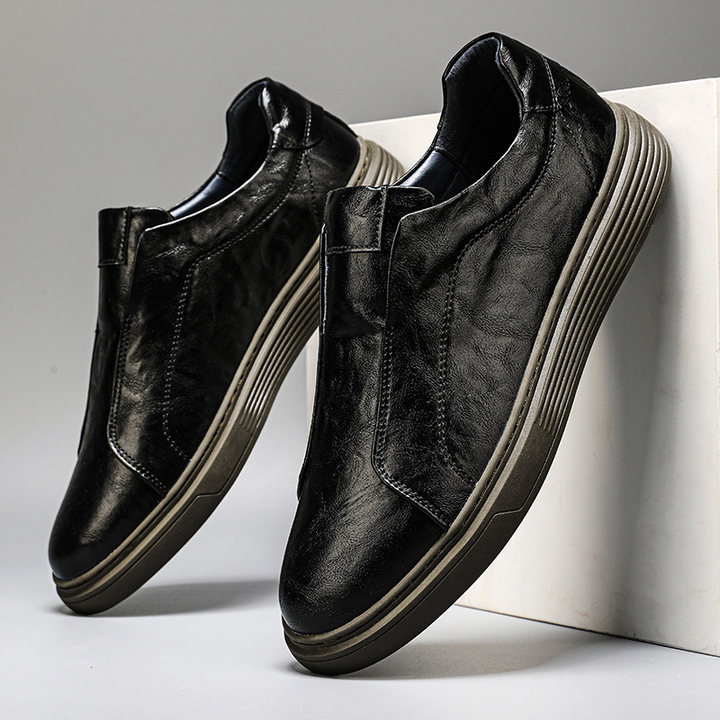 Everyday white casual shoes for men. Comfortable low-top classic sneakers.