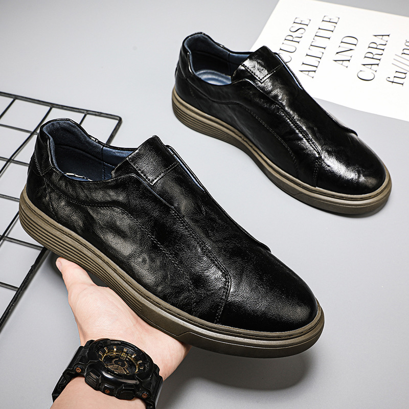 Classic brown men's sneakers. Comfortable & versatile for everyday casual style.