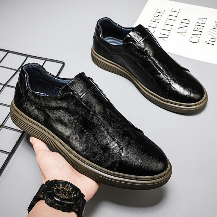 Classic brown men's sneakers. Comfortable & versatile for everyday casual style.