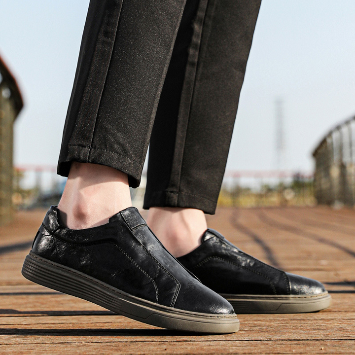Men's classic white low-top casual shoes. Comfortable & versatile everyday style.