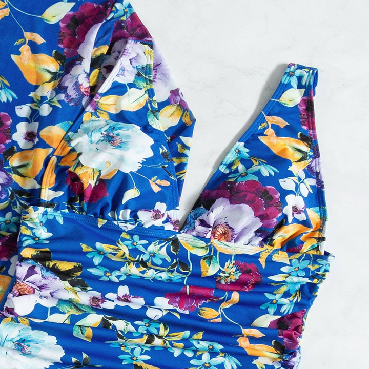 Complete blue 3-piece women's bikini set: flattering top, bottoms & matching wrap skirt. Essential for summer fashion.