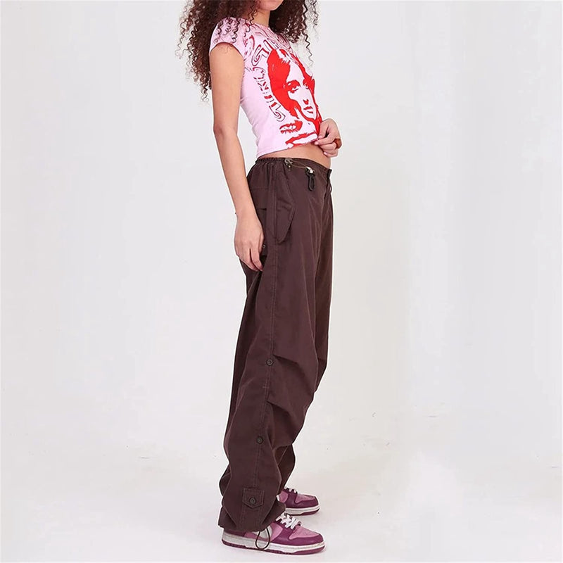 Trendy women's retro 90s crop top. Stylish vintage short sleeve tee, ideal for casual summer outfits & streetwear.