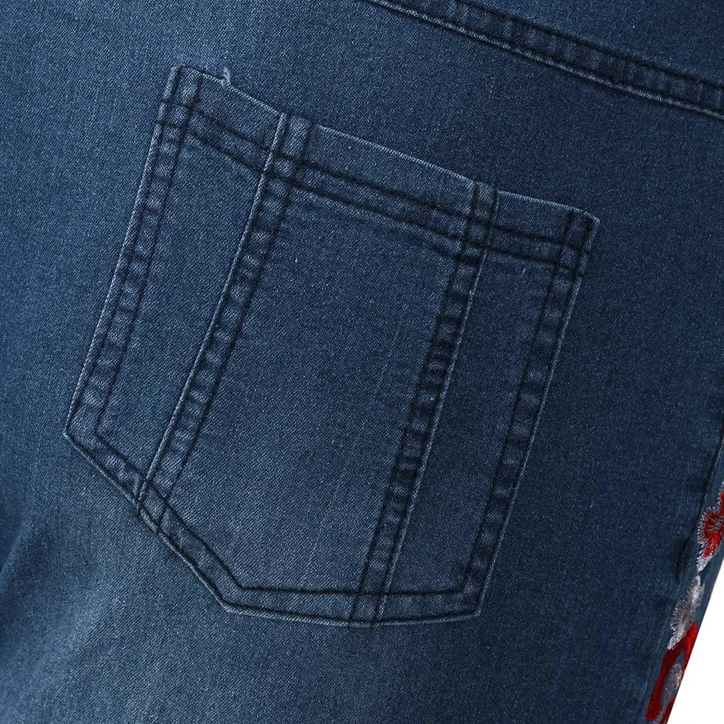 Stylish women's vintage 90s straight leg jeans in light wash blue. High-waisted for a timeless retro fashion look.