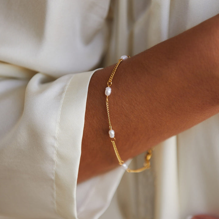 Women's adjustable freshwater pearl bracelet, elegant and timeless design.