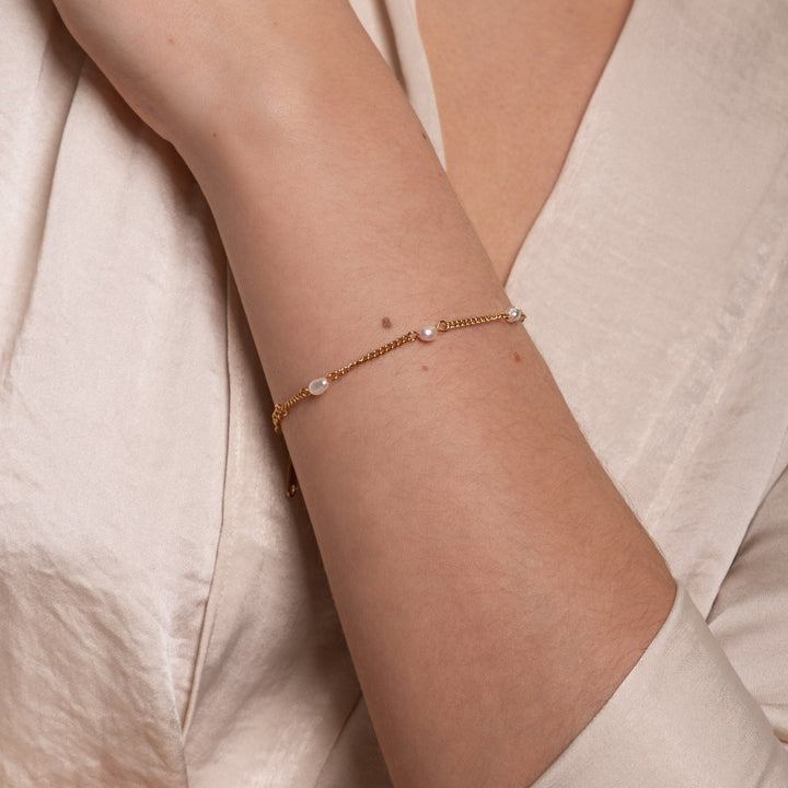 Dainty adjustable freshwater pearl bracelet for women, offering minimalist elegance.