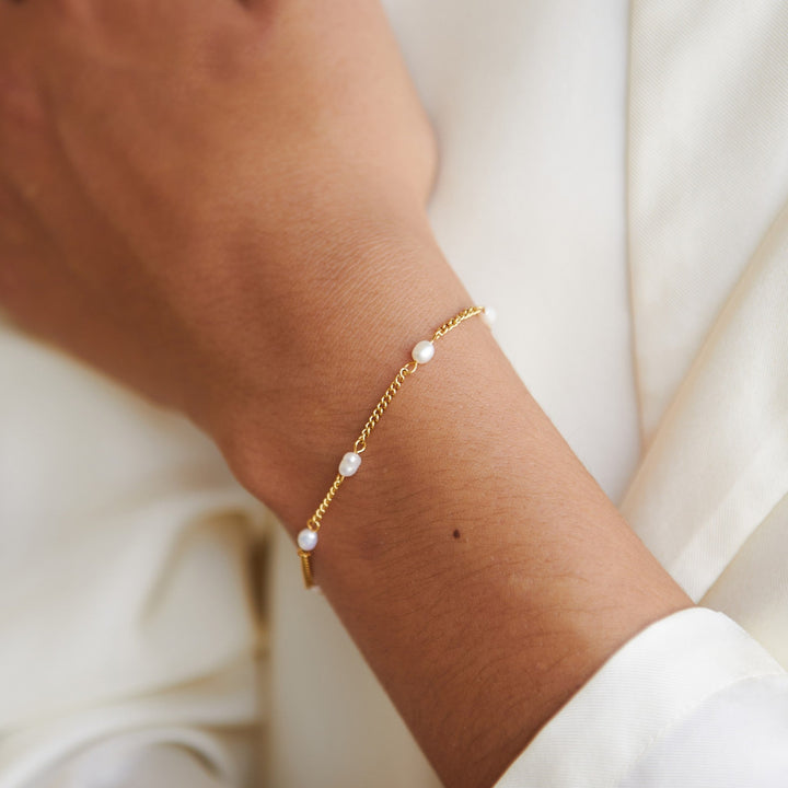 Gold-plated adjustable freshwater pearl bracelet for women, perfect for everyday wear.