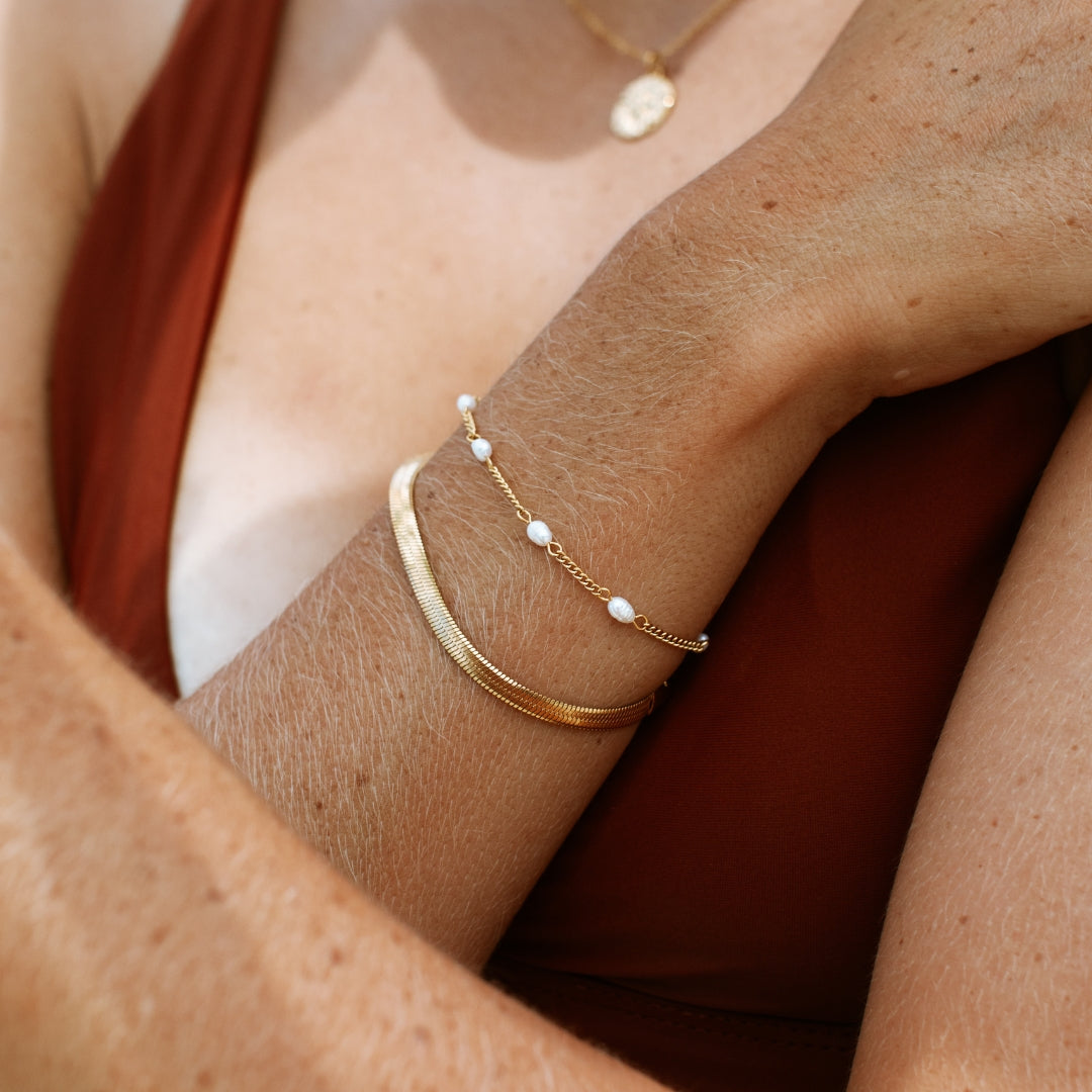Elegant women's adjustable freshwater pearl bracelet, ideal for formal or casual outfits.