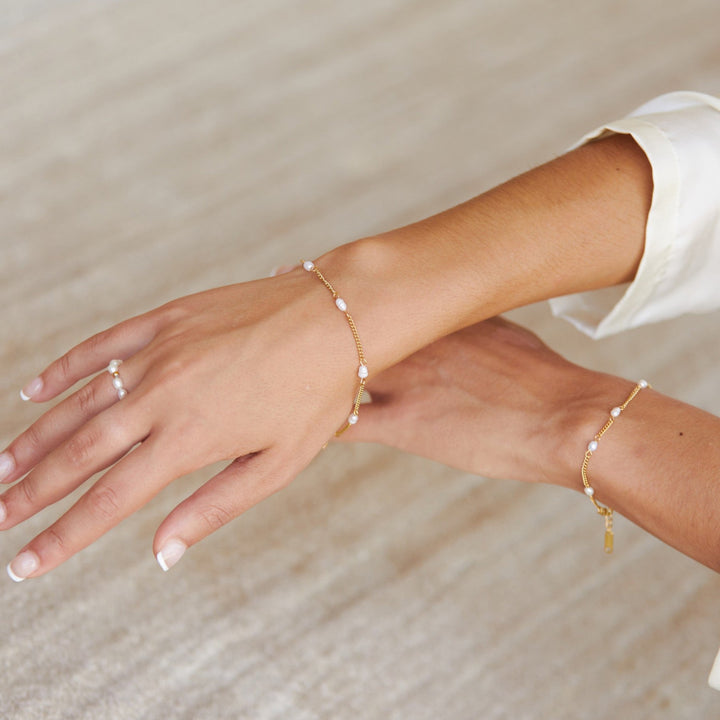 Custom fit women's adjustable freshwater pearl bracelet, ensures comfort and style.