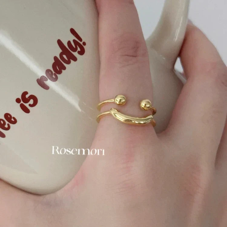 Versatile adjustable silver smiley ring, perfect everyday jewelry to add a cheerful and playful touch.