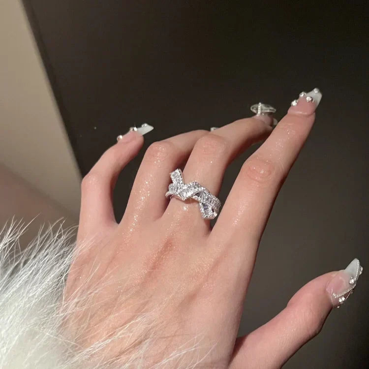 Beautiful adjustable knot ring for her, adorned with brilliant zirconia stones, simulating a diamond ring.