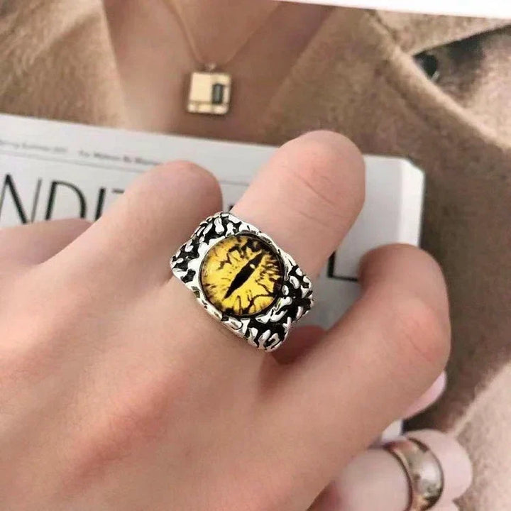 Stylish women's animal ring: an adjustable snake design with a captivating demon eye, perfect fashion accessory.