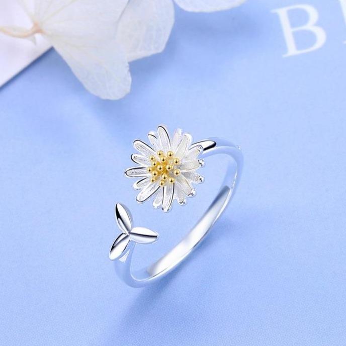 Women's adjustable silver sunflower ring, nature-inspired floral jewelry. Perfect gift for her.
