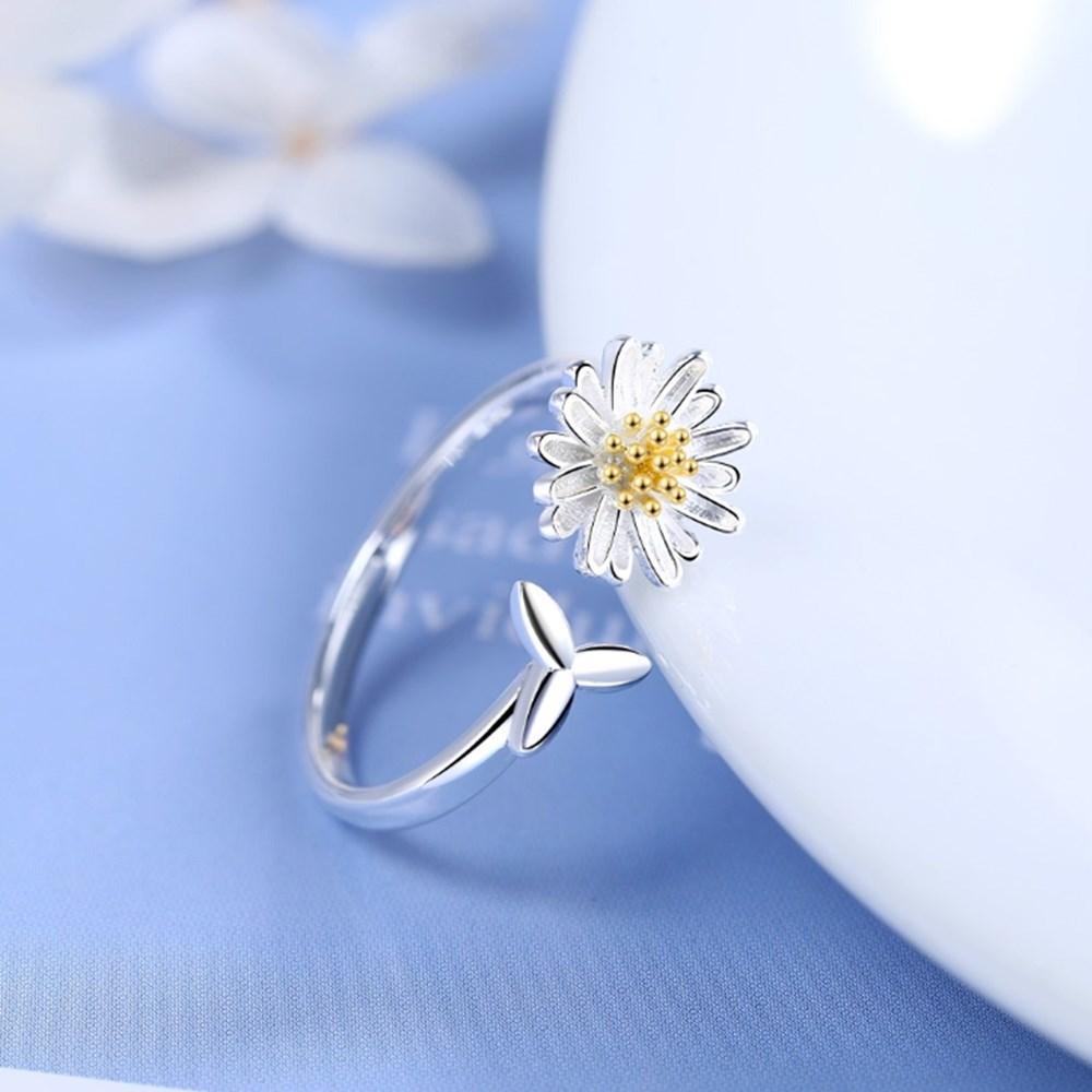 Elegant silver adjustable ring for women, featuring a detailed sunflower design. Floral nature jewelry.
