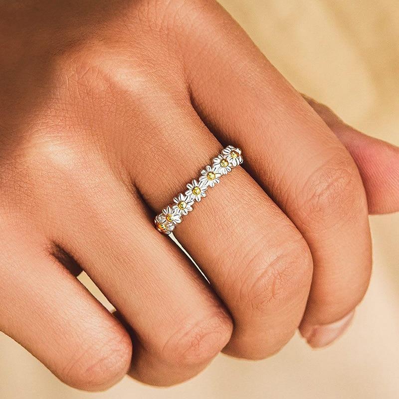 Chic women's adjustable silver ring with a vibrant daisy design, a lovely floral jewelry gift for her or any occasion.