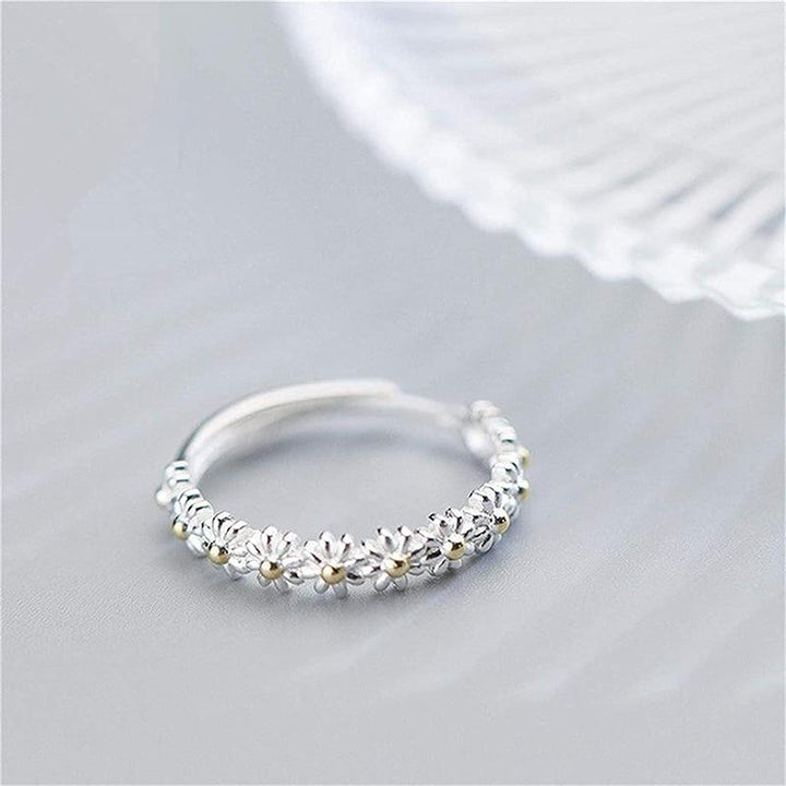 Stylish women's adjustable sterling silver ring adorned with a pretty daisy, perfect for everyday wear and unique jewelry lovers.